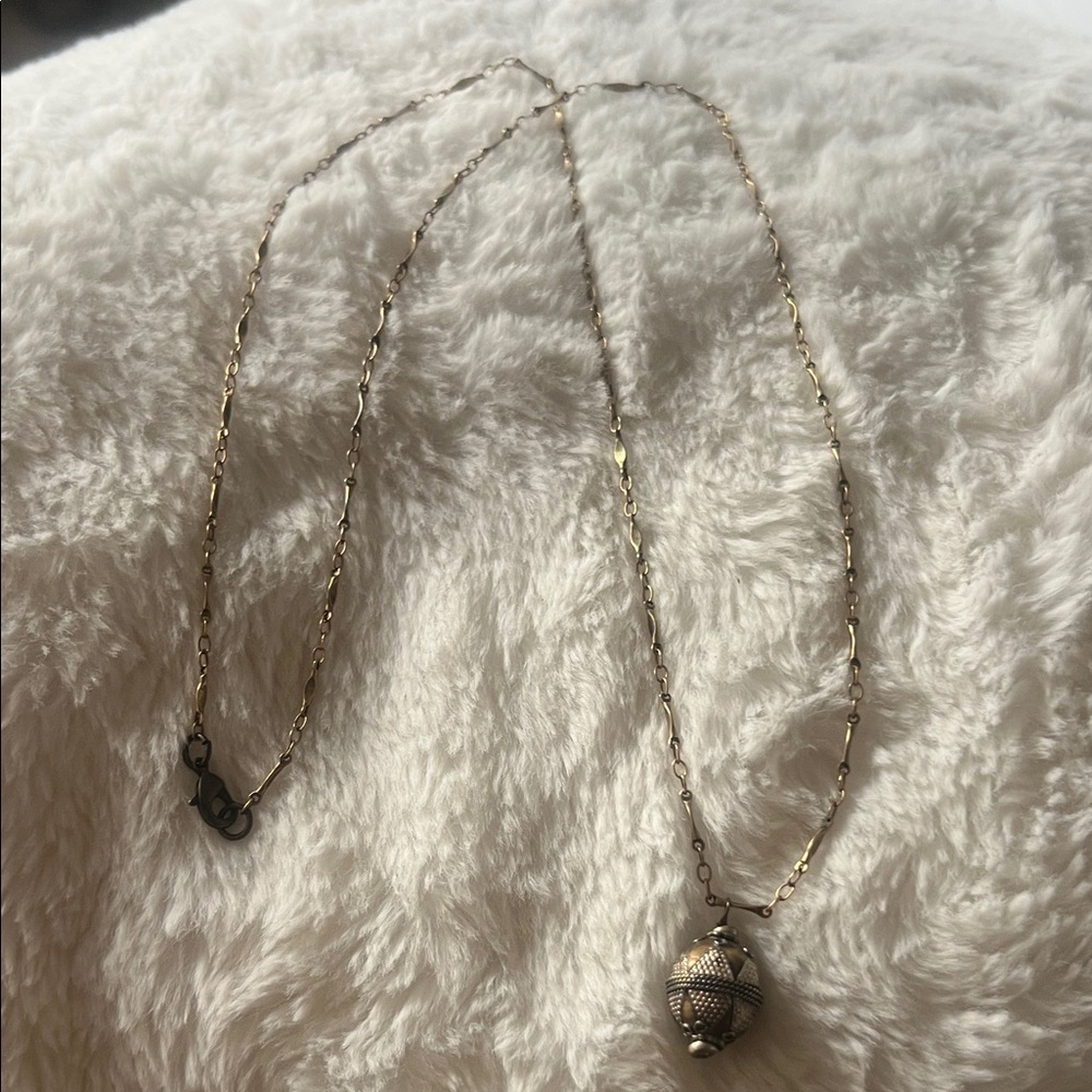 Elegant Gold Pendant Necklace